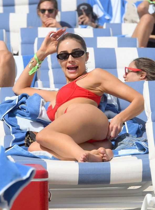 Olivia Culpo kırmızı bikiniyle Miami plajında