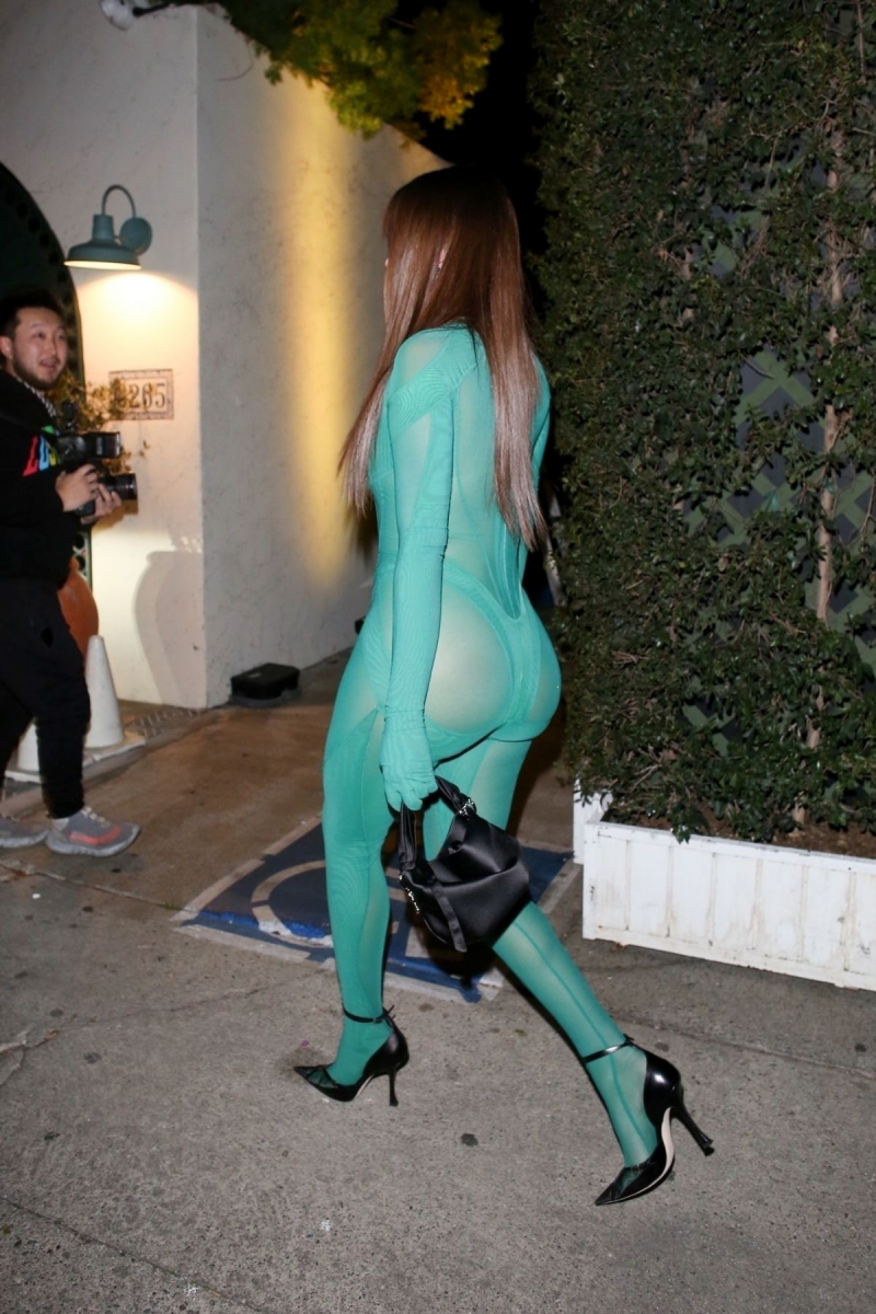 Anastasia Karanikolaou transparan kostümle Los Angeles'ta