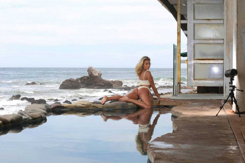 Khloe Terae Malibu'da bikini çekimlerinde