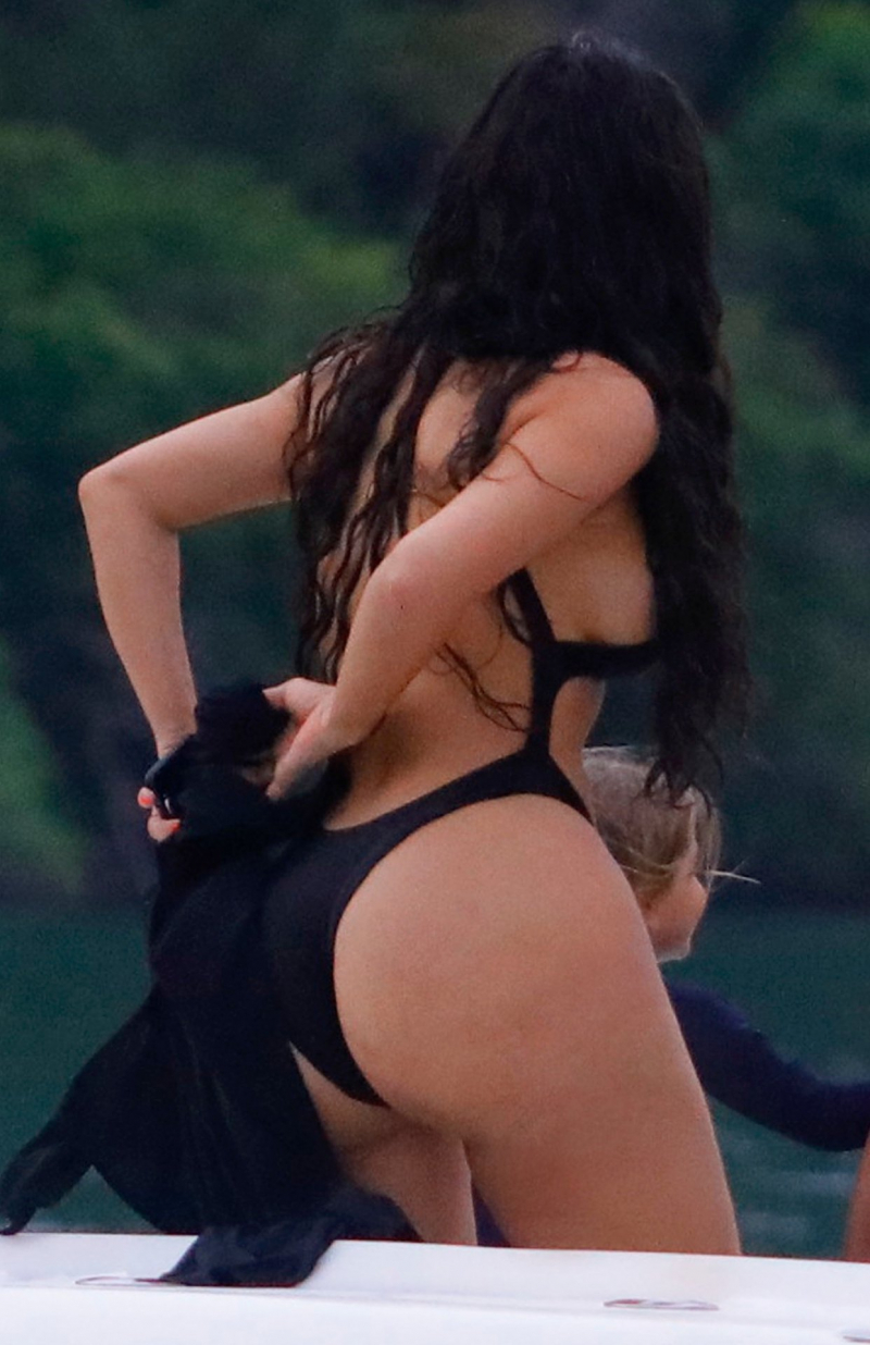 Kim Kardashian siyah bikini ile denizde