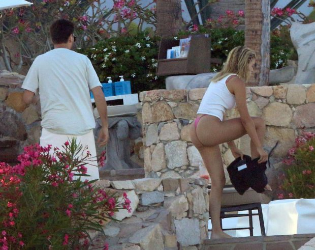 Sofia Richie pembe tanga bikiniyle San Lucas'da