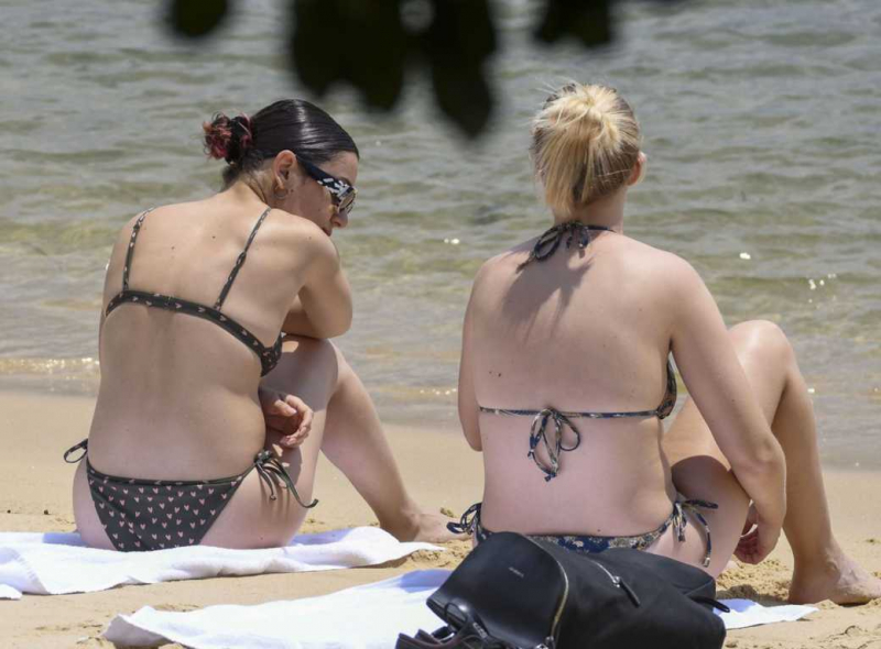 Charli XCX bikiniyle Sidney plajında