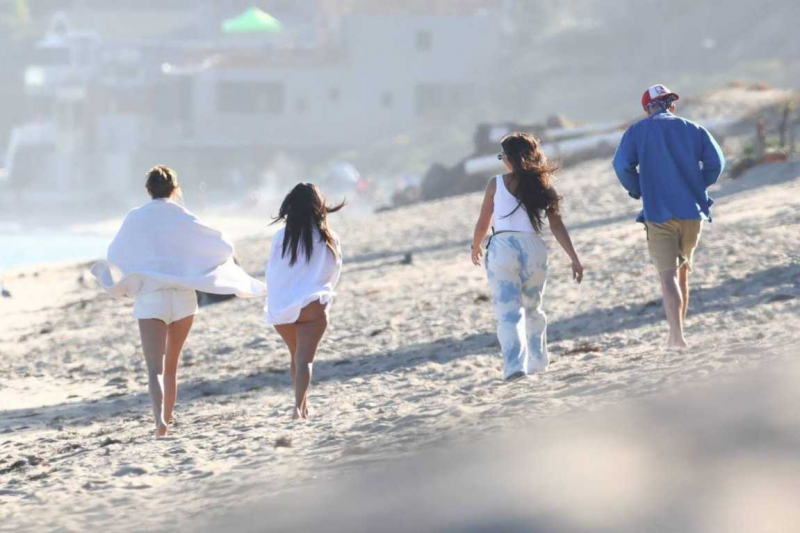 Kourtney Kardashian Malibu plajında