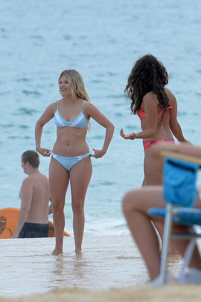 Witney Carson bikiniyle Maui plajında