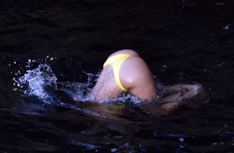 Nicole Scherzinger bikiniyle plajda