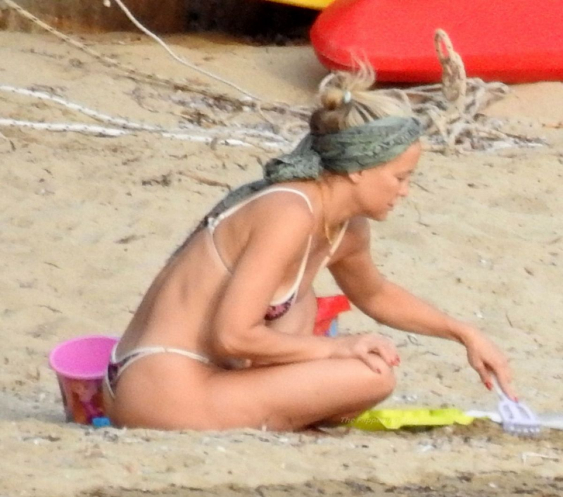 Kate Hudson bikini ve mayo ile Yunanistan'da