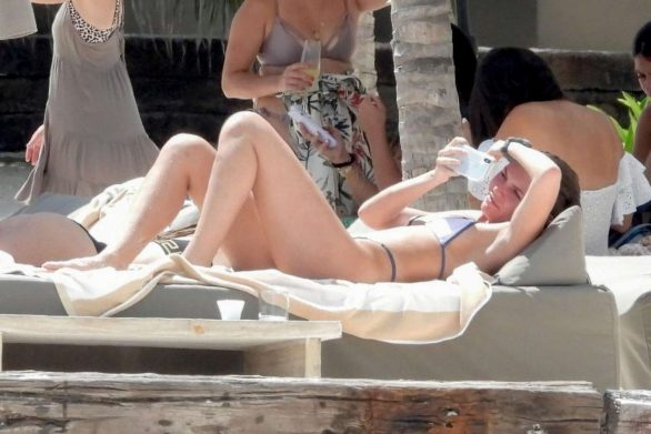 Kateri Dion bikiniyle Tulum plajında