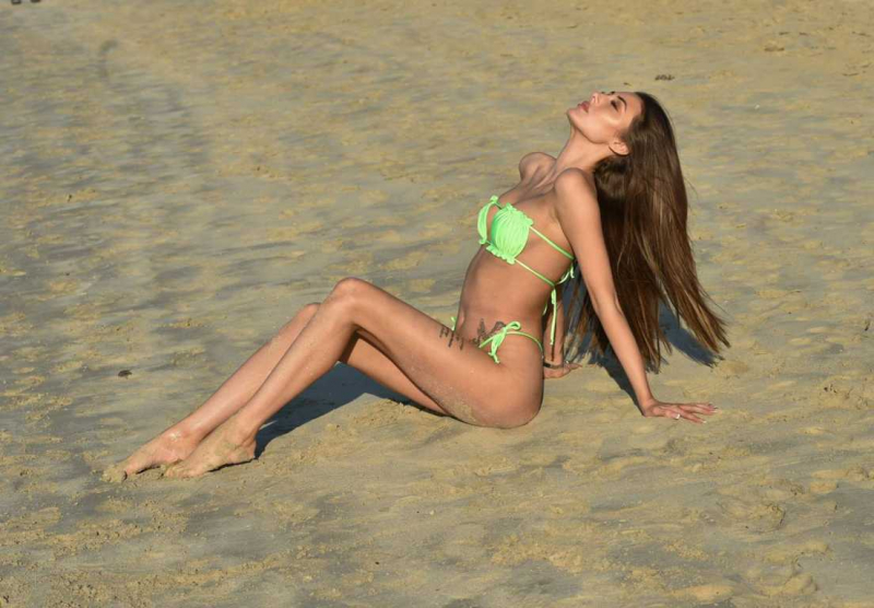 Chloe Veitch yeşil bikini ile Dubai'de