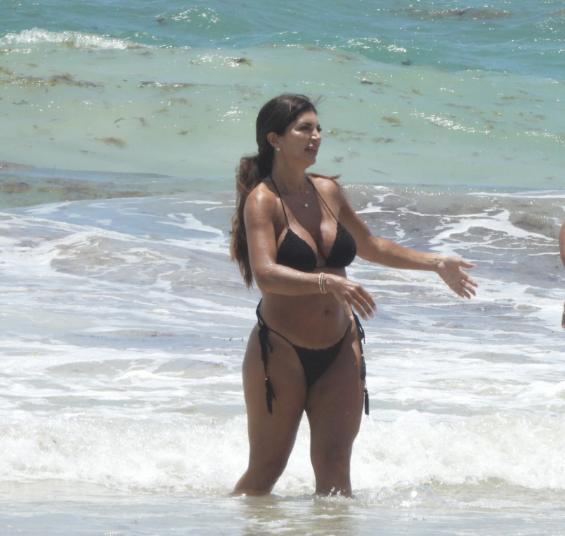 Teresa Giudice bikini ile Tulum plajında