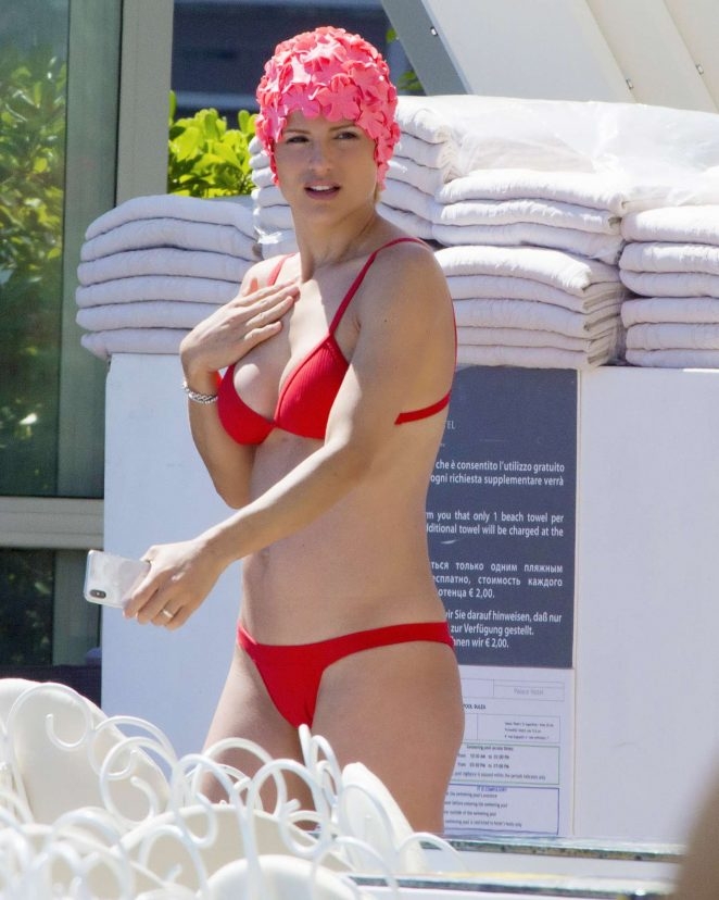 Michelle Hunziker kırmızı bikiniyle