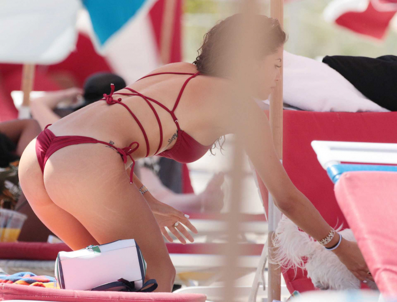 Alexandra Rodriguez tanga bikiniyle plajda