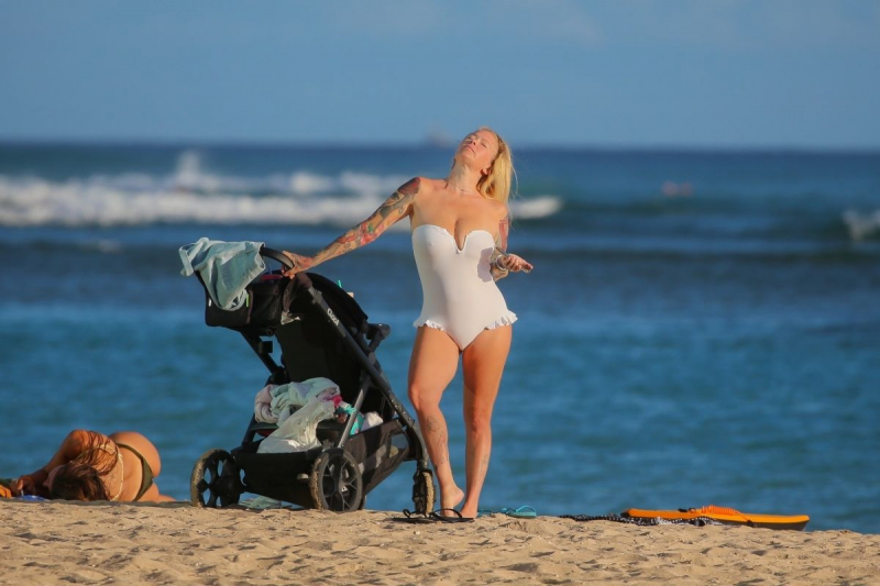 Jenna Jameson beyaz mayoyla plajda