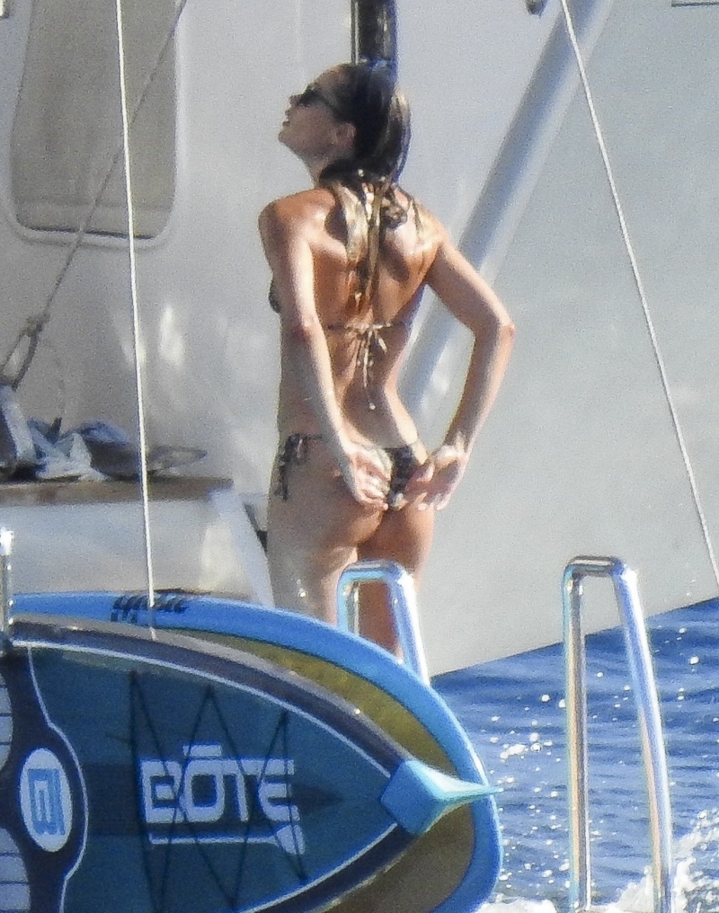 Doutzen Kroes tanga bikini ile Ibiza'da