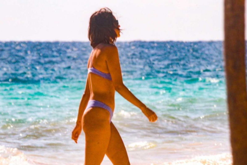 Eiza Gonzalez mavi bikiniyle Tulum'da