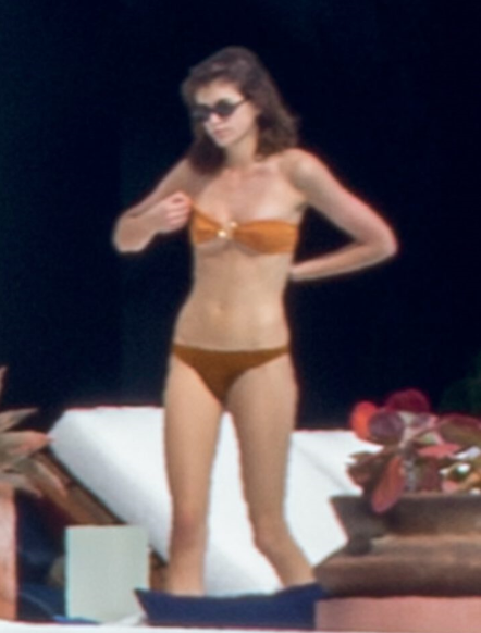 Kaia Gerber bikiniyle Cabo San Lucas'da
