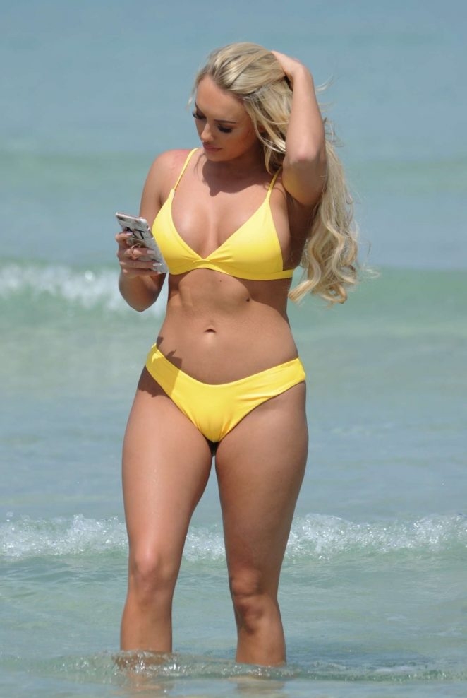 Amber Turner sarı bikiniyle