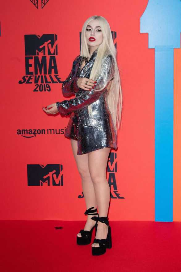 Ava Max 2019 MTV Müzik Ödülleri etkinliğinde