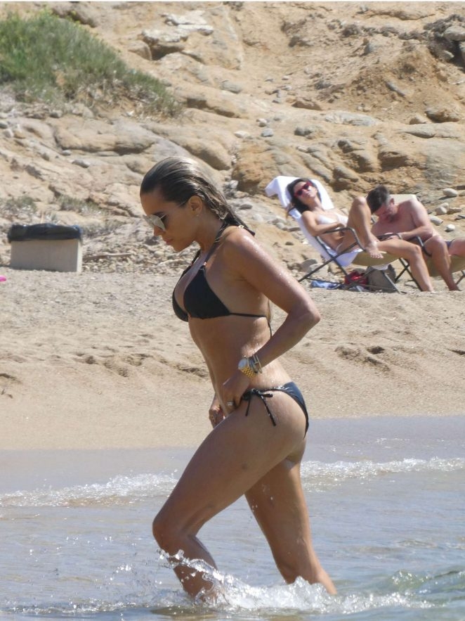 Sylvie Meis bikini ile plajda