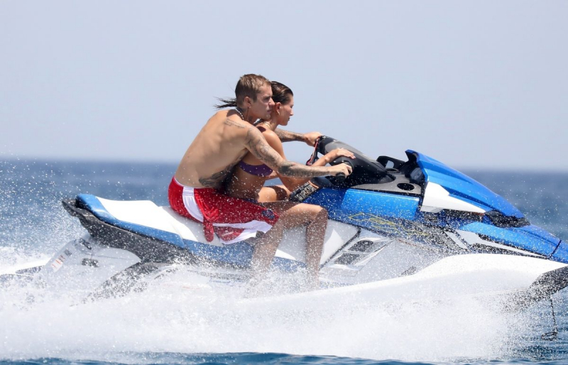 Hailey Bieber bikini ile Milos Adası'nda
