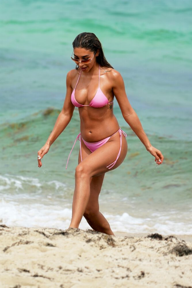 Chantel Jeffries pembe bikiniyle Miami plajında