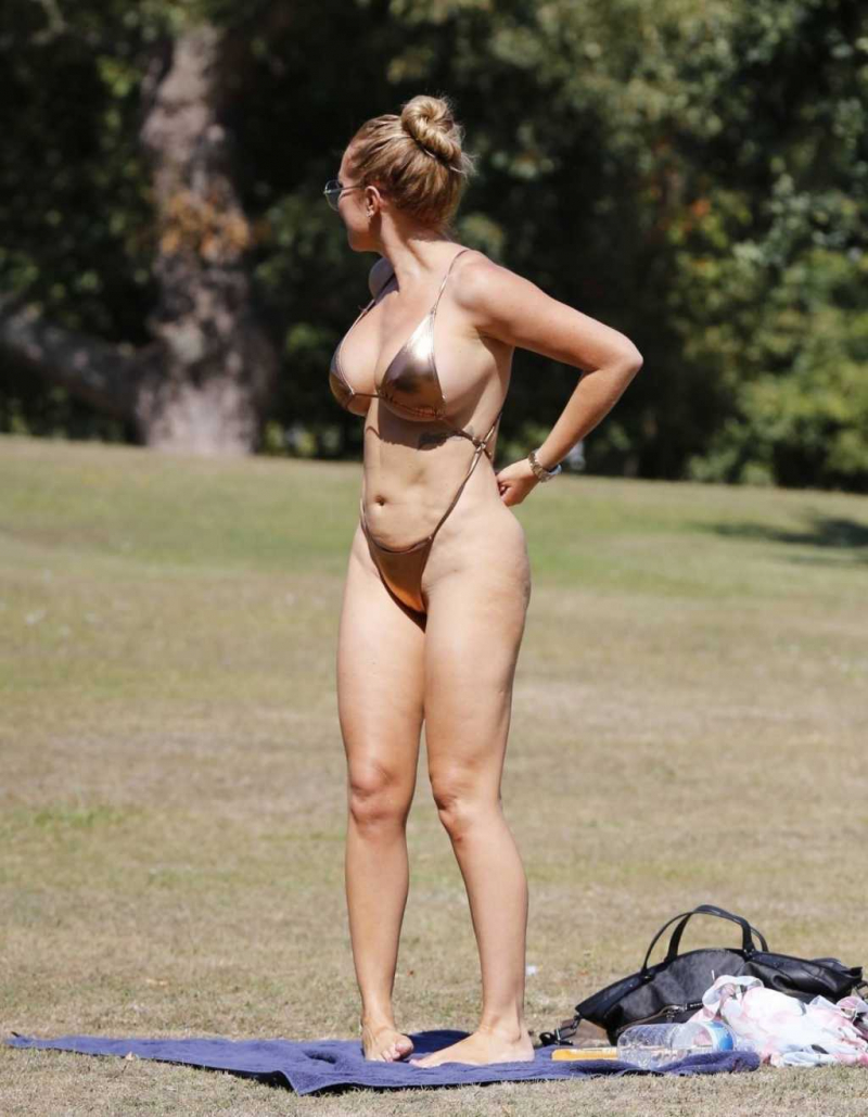 Aisleyne Horgan-Wallace bikini ile London Park'ta