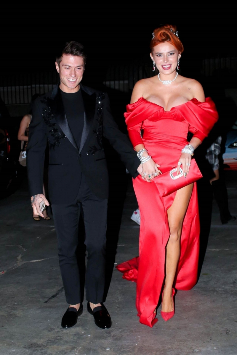Bella Thorne yırtmaçlı kırmızı elbise ile partide