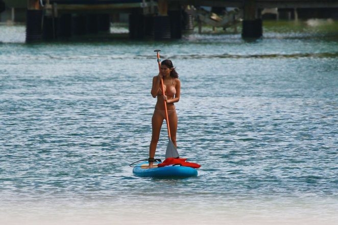 Alexandra Rodriguez bikini ile Miami plajınde 