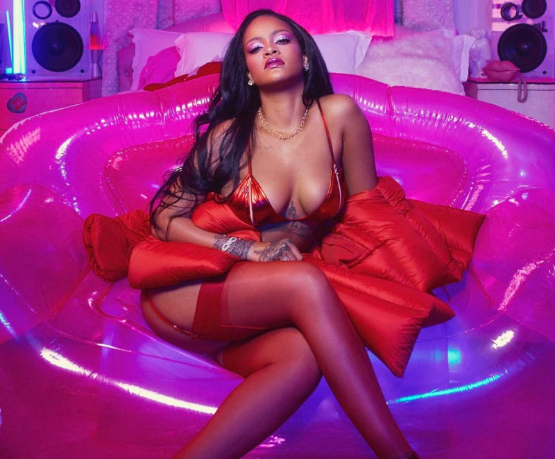 Rihanna kırmızı iç çamaşırıyla