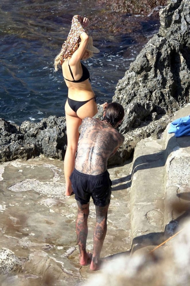Charlotte McKinney siyah tanga bikini ile Capri'de