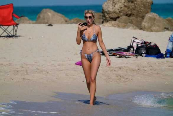 Chealse Sophia Howell bikiniyle Miami plajında