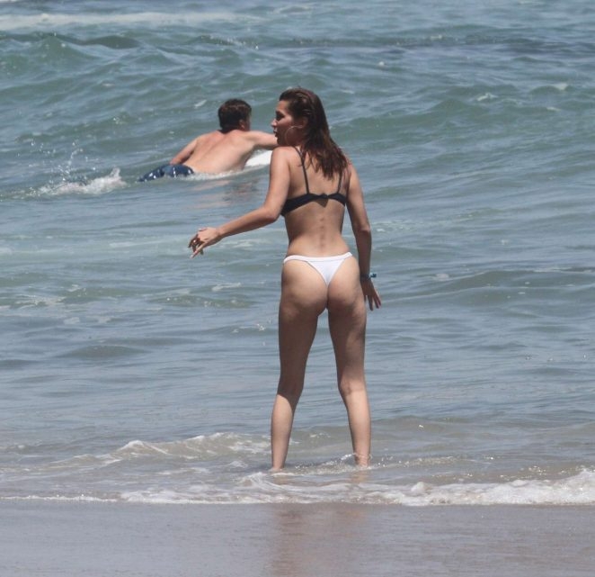 Bella Hadid beyaz tanga ile plajda