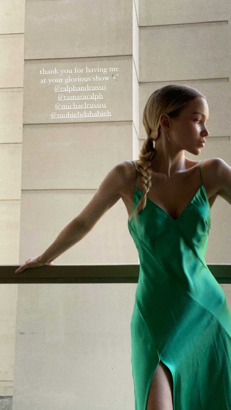 Dove Cameron yeşil saten elbise ile fotoğraf çekimlerinde