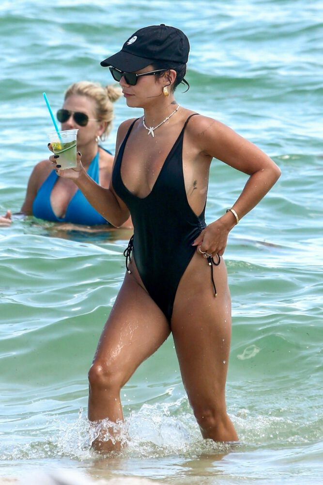 Vanessa Hudgens siyah mayoyla Miami plajında