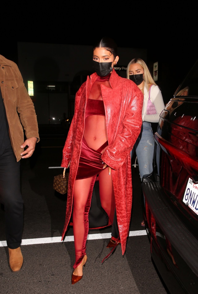 Kylie Jenner kırmızı mini kostümle Batı Hollywood'da