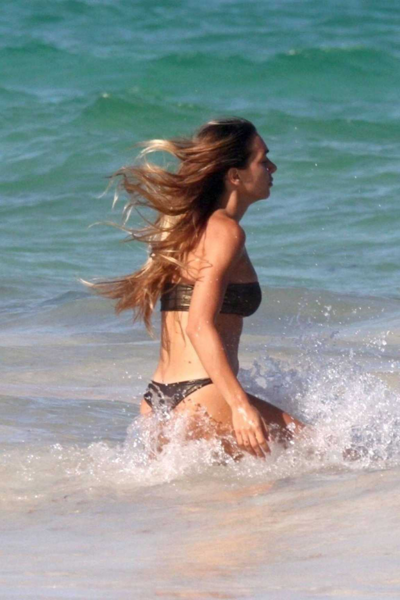 Elisa De Panicis bikiniyle sahilde