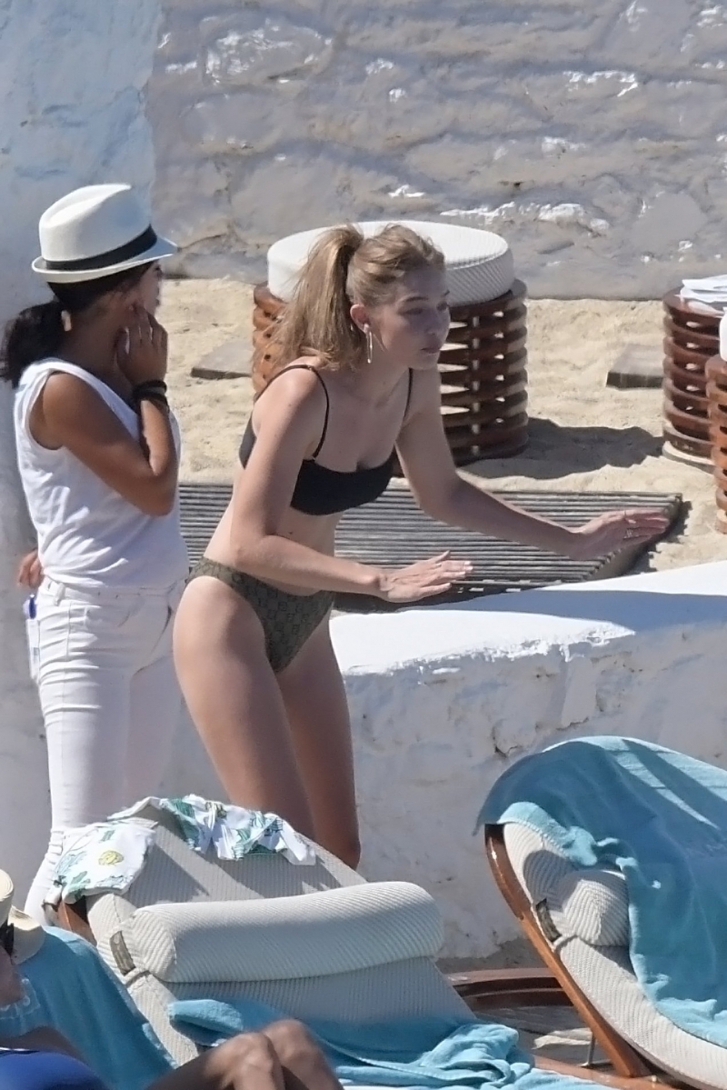 Gigi Hadid bikini ile Mykonos plajında