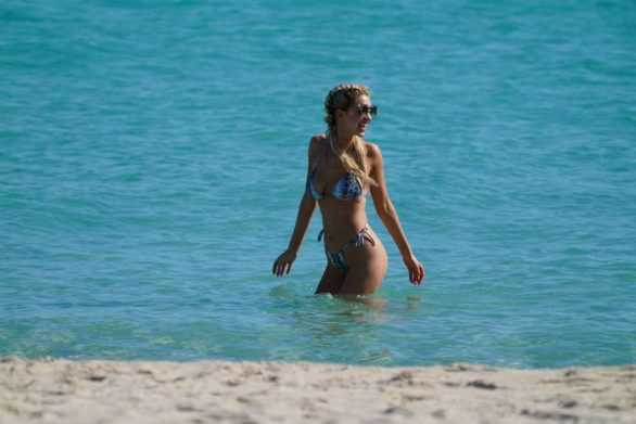 Chealse Sophia Howell bikiniyle Miami plajında