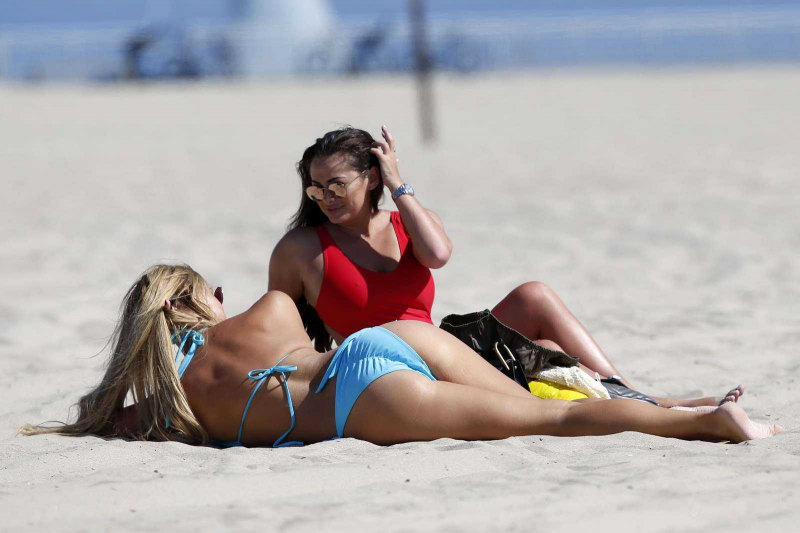 Chloe Meadows mavi bikiniyle plajda