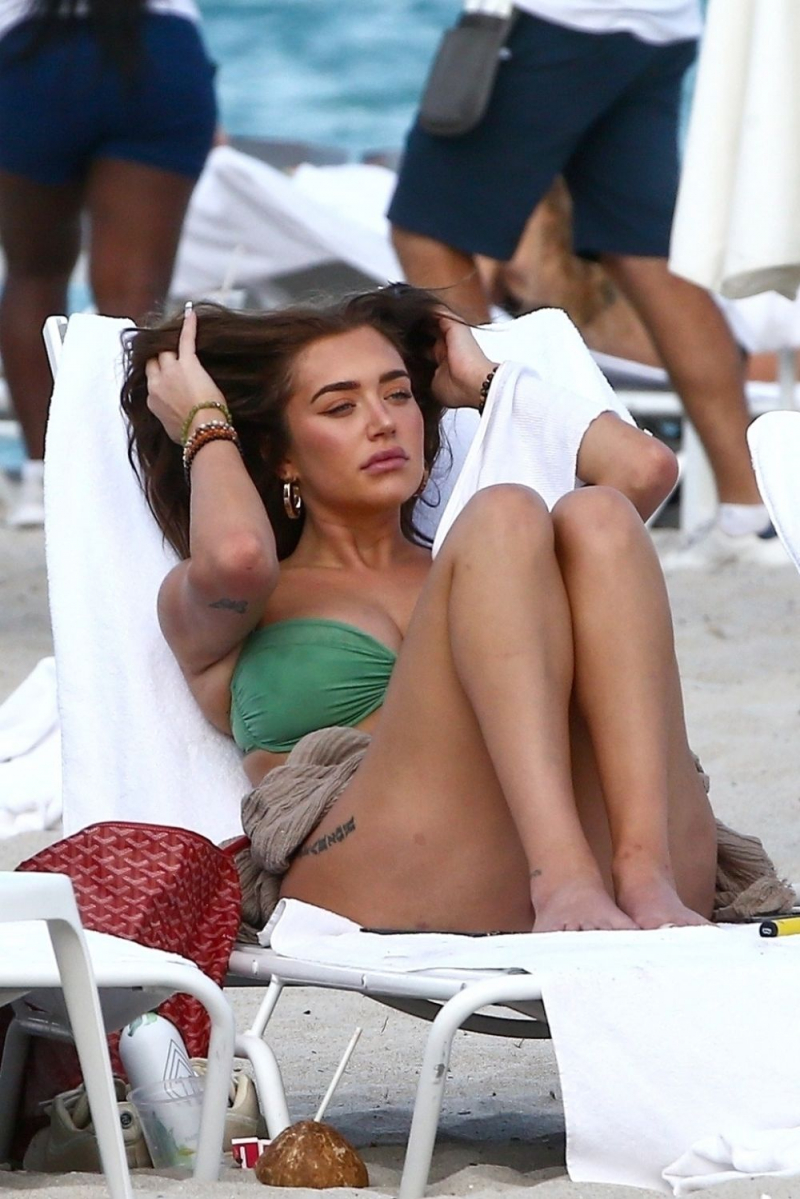 Anastasia Karanikolaou yeşil bikiniyle Miami plajında