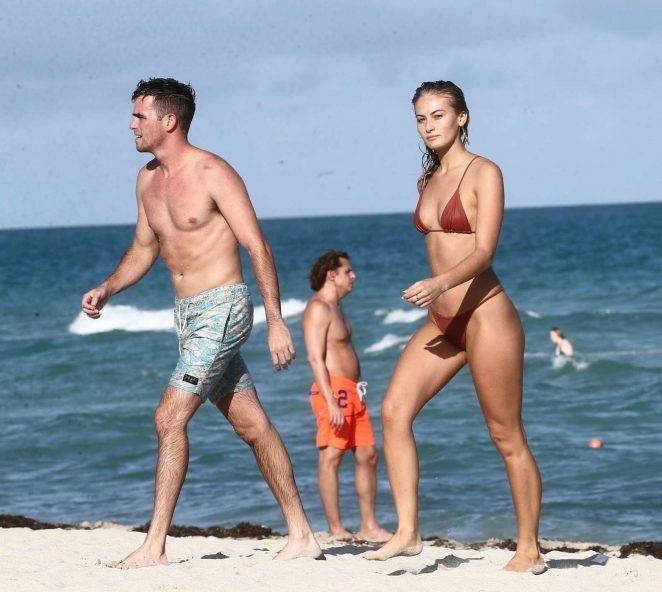 Selena Weber kırmızı bikinisiyle Miami plajında