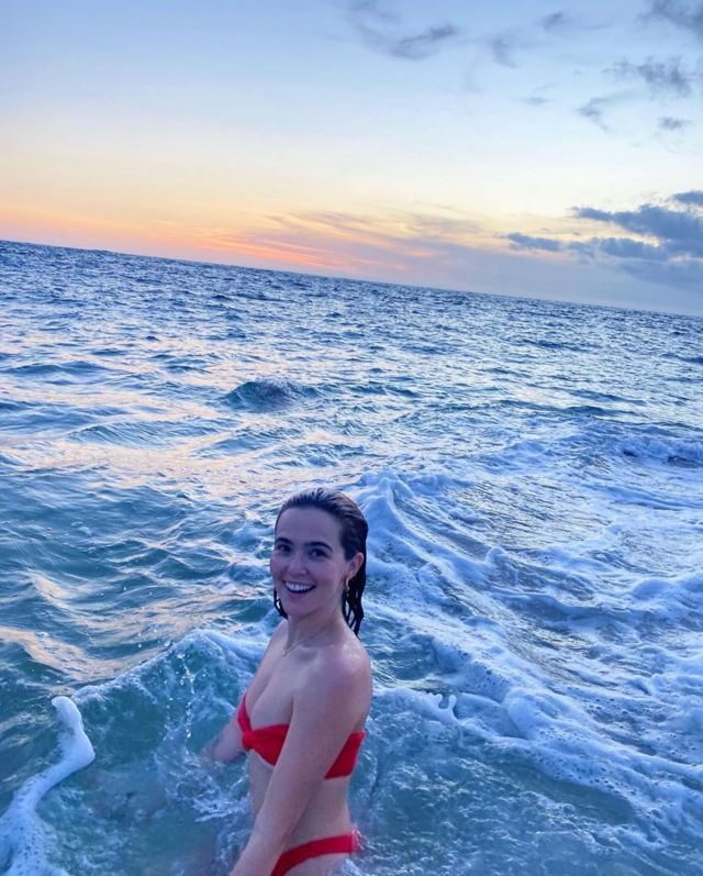 Zoey Deutch bikini ile plajda