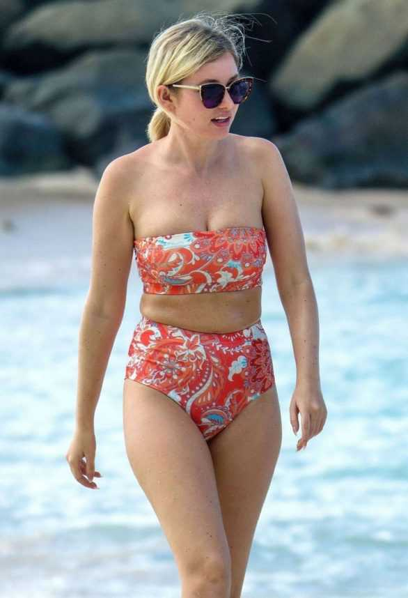 Amy Hart floral bikini ile Barbados'ta