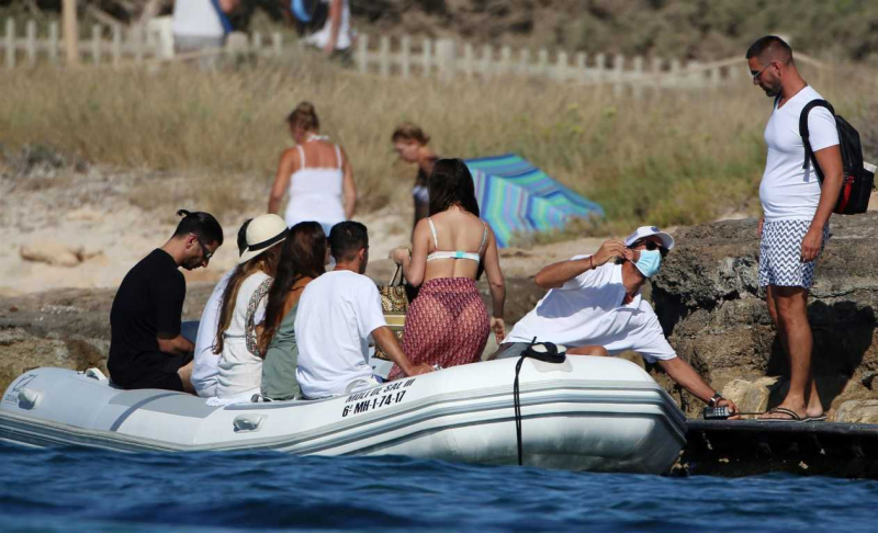 Demi Rose arkadaşlarıyla Ibiza'da