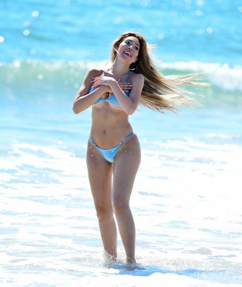 Farrah Abraham mavi bikini ile Malibu plajında