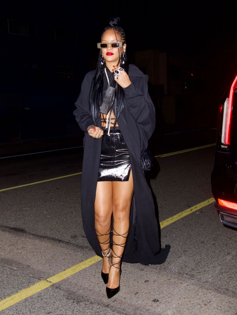 Rihanna siyah mini etekle Los Angeles'ta