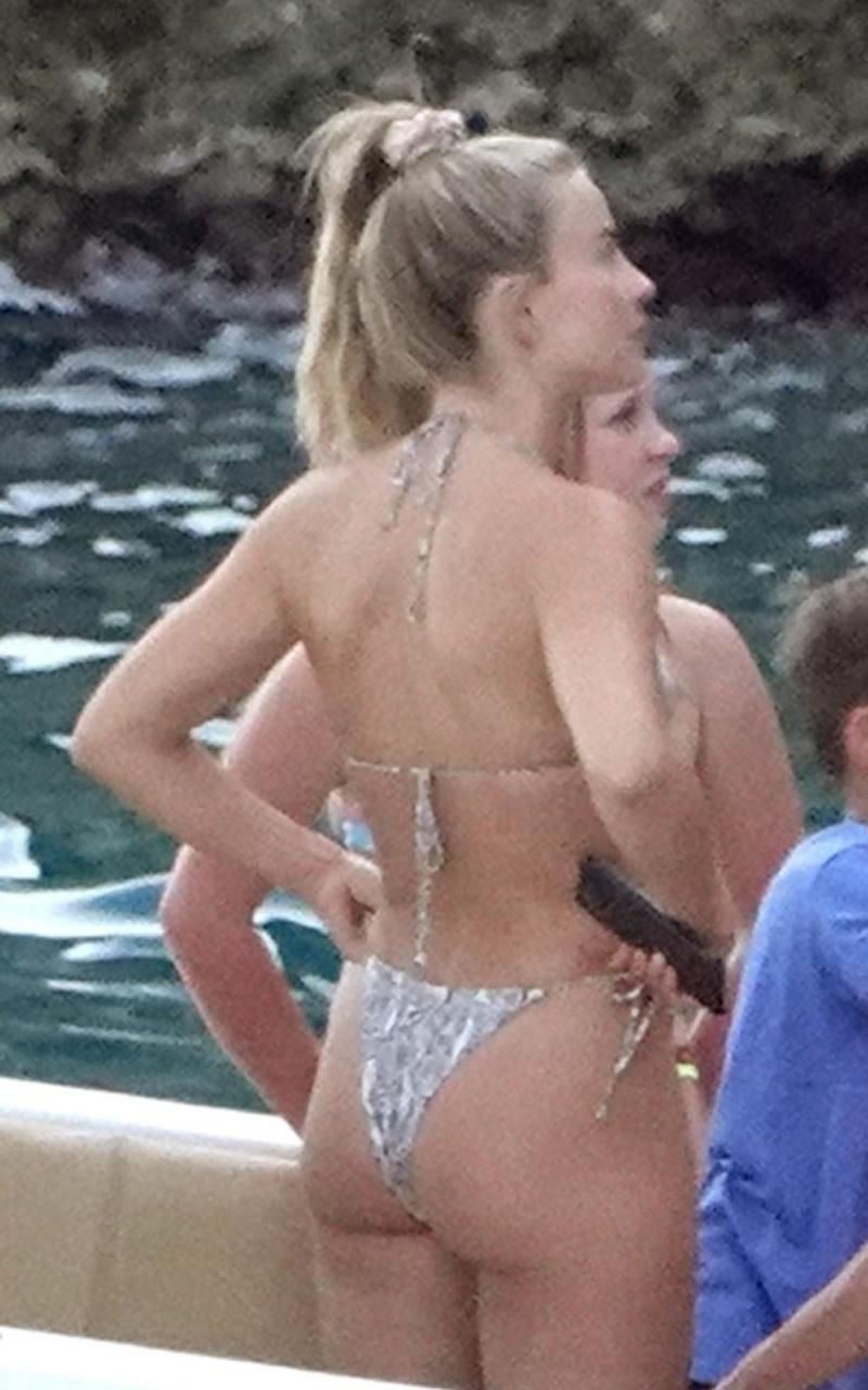 Julianne Hough bikiniyle İtalya'da