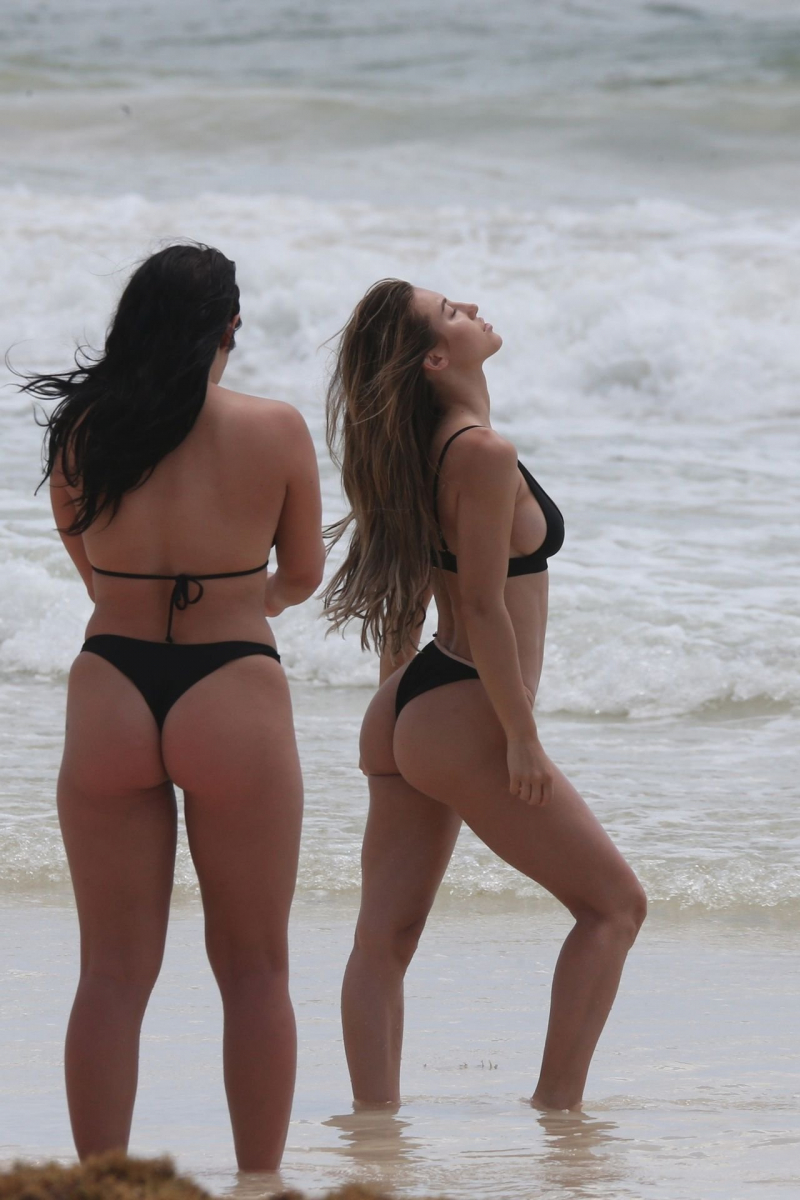 Stefanie Knight siyah bikiniyle plajda