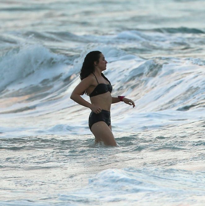Greta Caruso siyah bikini ile denizde