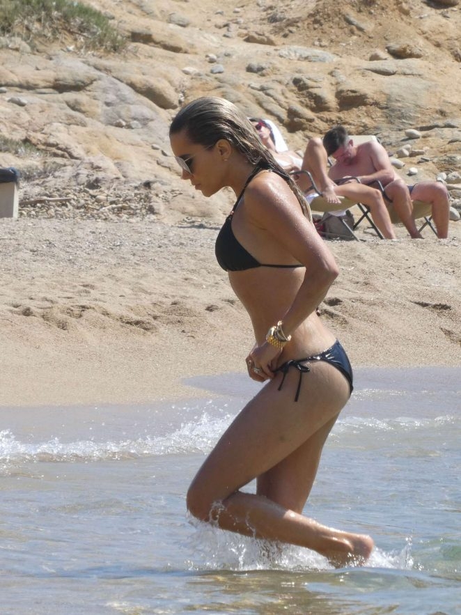 Sylvie Meis bikini ile plajda