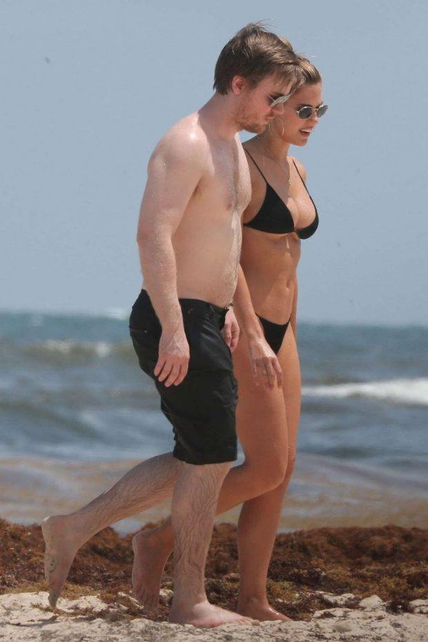 Kara Del Toro siyah bikini ile denizde